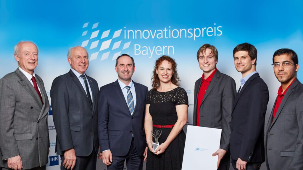 audEERING receives Bavarian Innovation Award 2018 posing with Bavarian ministry for economy